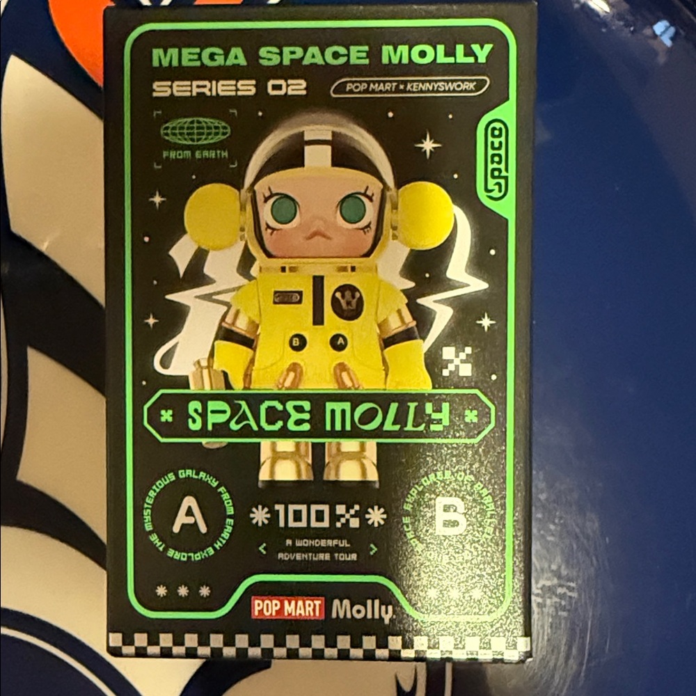 POP MART 100% Mega Space Molly Series 2 Figurine